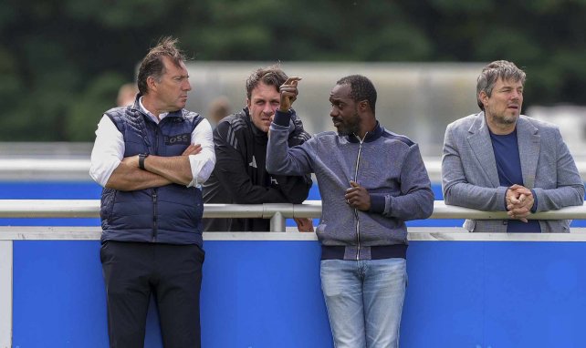 Ben Manga (vr., Kaderplaner) und Marc Wilmots (vl., Sportdirektor) vom FC Schalke 04