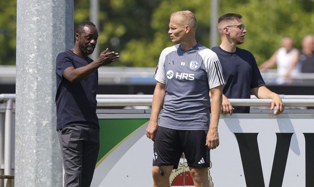 Ben Manga mit Schalke-Trainer Karel Geraerts