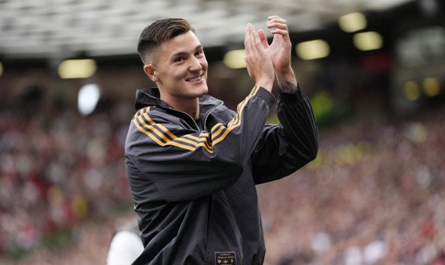 Benjamin Sesko stellt sich den Anhängern von Manchester United vor