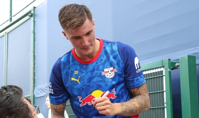 Benjamin Sesko schreibt RB Leipzig Fans Autogramme