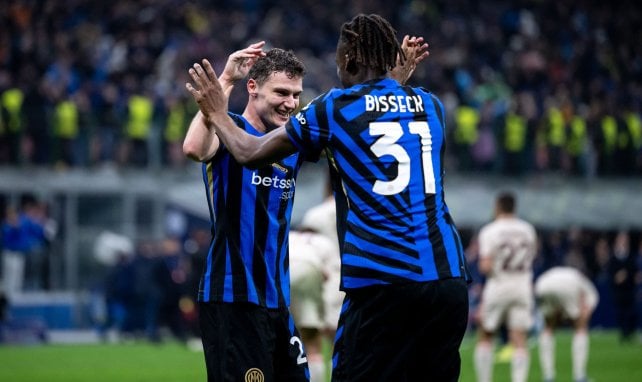 Yann Bisseck (r.) und Benjamin Pavard (l.) jubeln gegen den FC Bayern