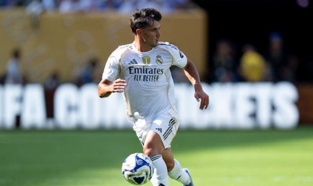 Brahim Diaz läuft dem Ball hinterher