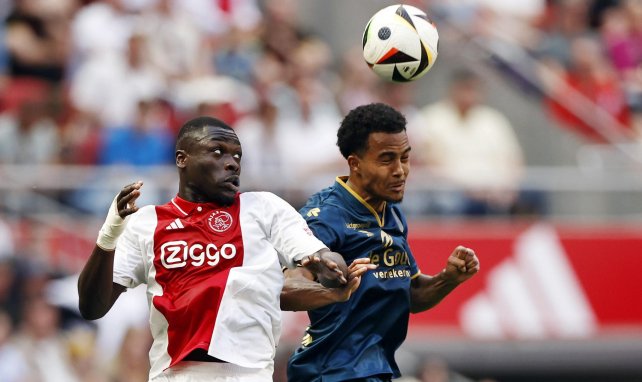 Brian Brobbey im Kopfballduell