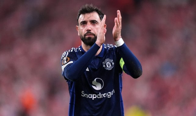 Bruno Fernandes applaudiert den Fans zu