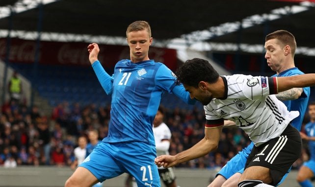 Brynjar Ingi Bjarnason blockt einen Schuss von Ilkay Gündogan