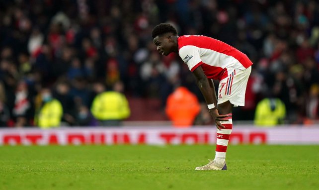 Bukayo Saka richtet seine Stutzen