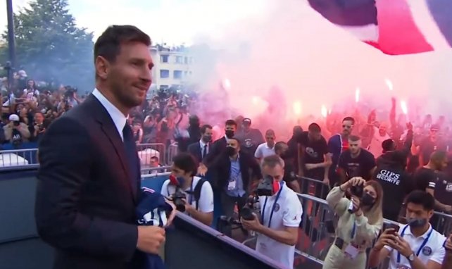 Lionel Messi wird von den PSG-Fans gefeiert