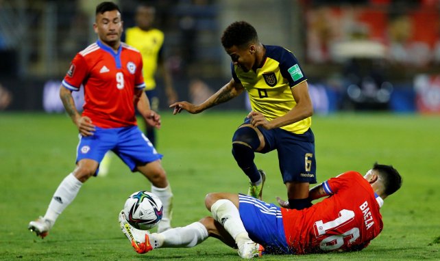 Byron Castillo (m.) gegen Chile im Einsatz für Ecuador