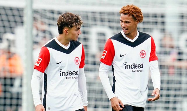 Can Uzun (l.) und Hugo Ekitiké (r.) im Trikot von Eintracht Frankfurt