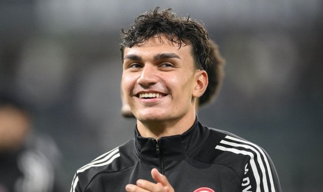 Can Uzun klatscht