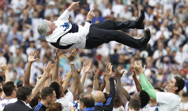 Meistertrainer Carlo Ancelotti wird von seiner Mannschaft gefeiert