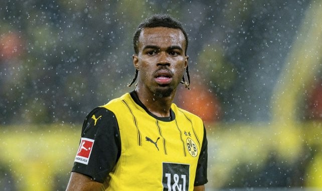 Carney Chukwuemeka steht im Regen