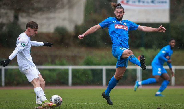 Andy Carroll versucht, einen Ball zu blocken