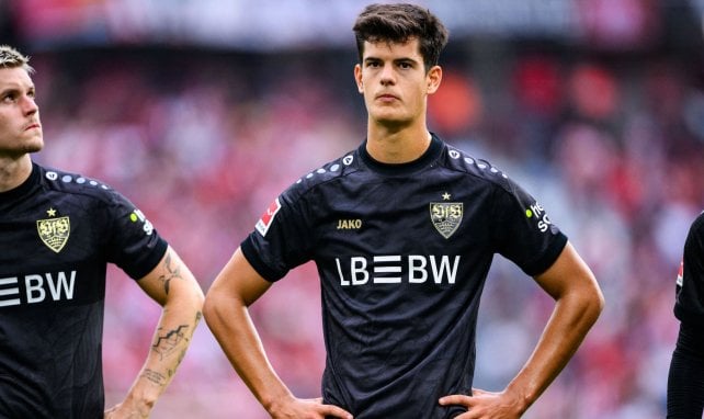 Chema Andrés mit leerem Blick und den Händen auf den Hüften