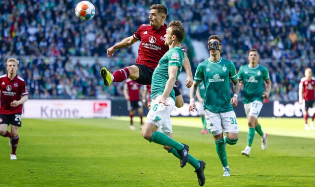 Christian Groß im Luftduell mit Nikola Dovedan