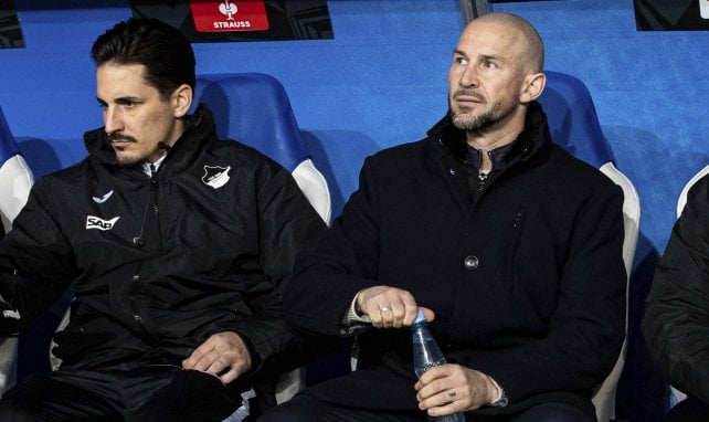 Christian Ilzer (r.) und Benjamin Hübner auf der Bank