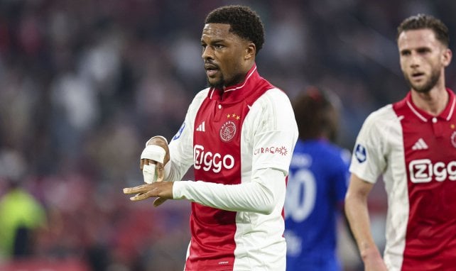 Chuba Akpom macht Zeichen