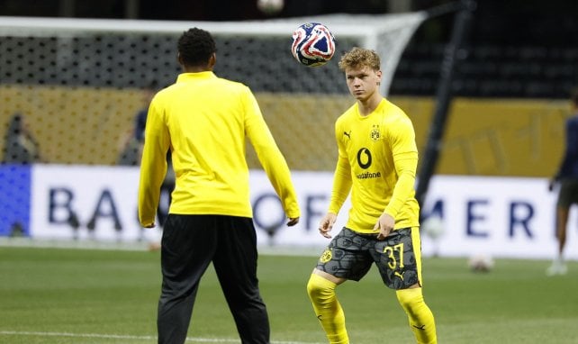 Cole Campbell hält den Ball hoch