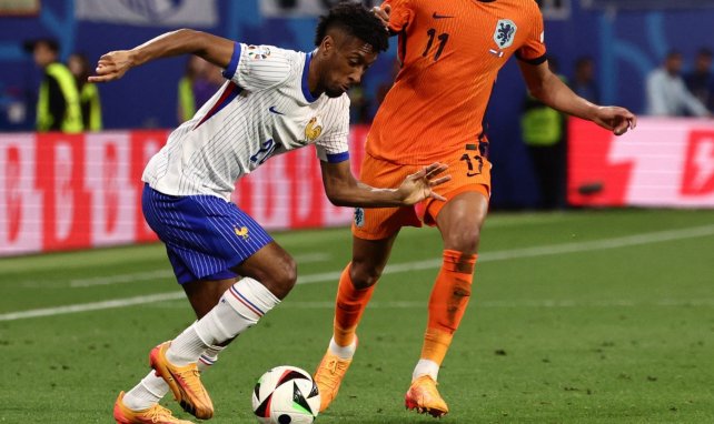 Kingsley Coman führt den Ball eng am Fuß