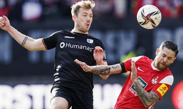 Connor Krempicki (l.) behauptet sich gegen Mike Wunderlich (r.)
