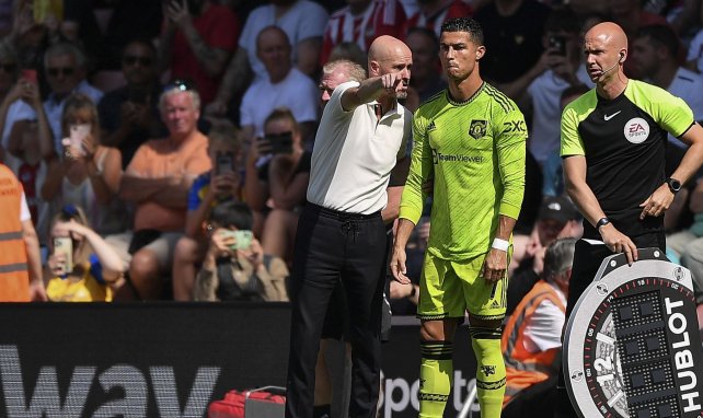 Erik ten Hag (l.) gibt Cristiano Ronaldo (r.) Instruktionen.