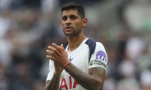 Cristian Romero applaudiert den Fans