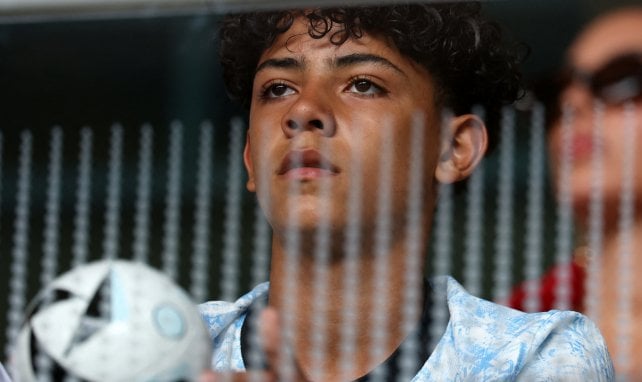 Cristiano Ronaldo Junior guckt sich ein Spiel an