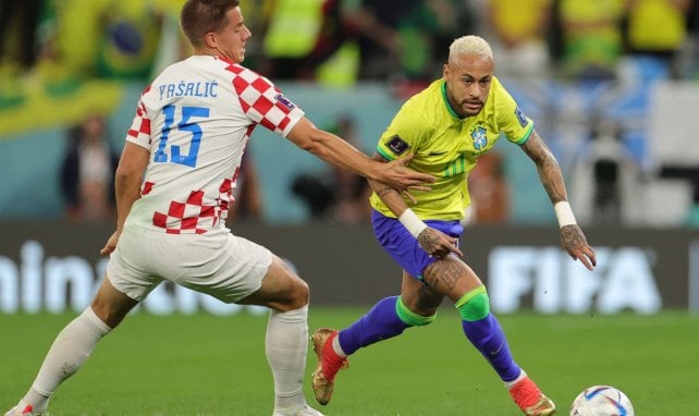 Neymar läuft Mario Pasalic davon