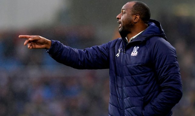 Patrick Vieira gibt Anweisungen an der Seitenlinie