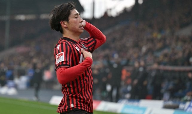 Podolski half bei Yokota-Transfer