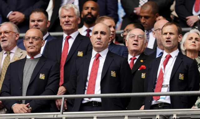 Manchester United's Dave Brailsford (l), CEO Omar Berrada und Sportdirektor Dan Ashworth (r) während des FA Community Shield 