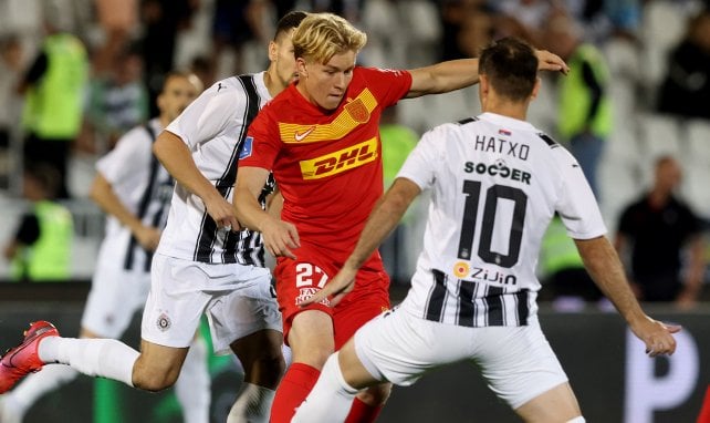 Daniel Svensson (in rot) im Einsatz für den FC Nordsjaelland