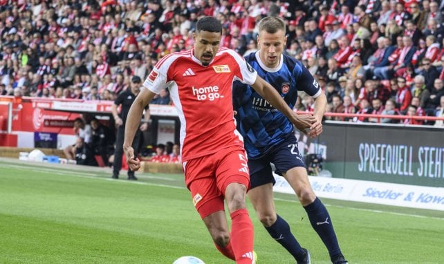 Danilho Doekhi schirmt den Ball ab