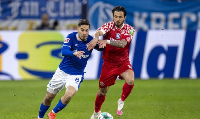 Danny Latza im Duell mit Suat Serdar