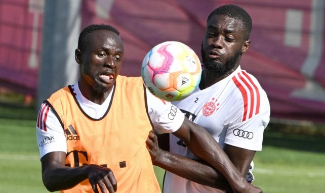 Dayot Upamecano (r.) im Duell mit Neuzugang Sadio Mané (l.)