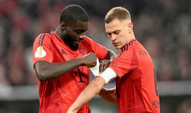 Dayot Upamecano übergibt Joshua Kimmich die Kapitänsbinde des FC Bayern