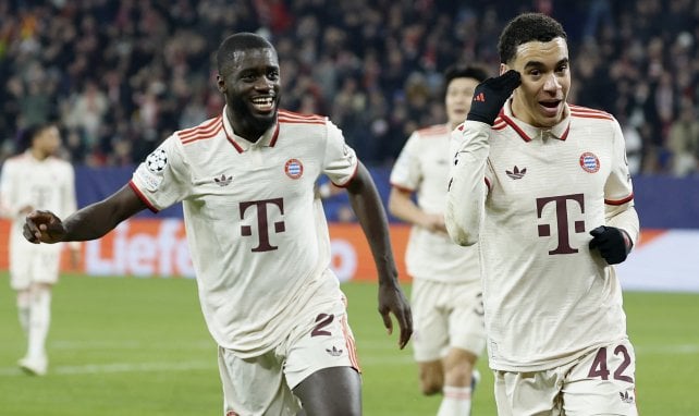 Dayot Upamecano und Jamal Musiala bejubeln einen Treffer des FC Bayern