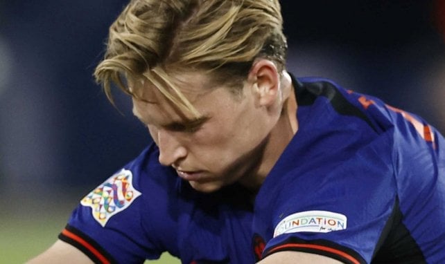 Frenkie de Jong schaut niedergeschlagen aus