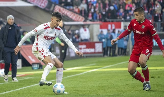 Dejan Ljubicic (l.) versucht an Nicolo Tresoldi (r.) vorbeizukommen