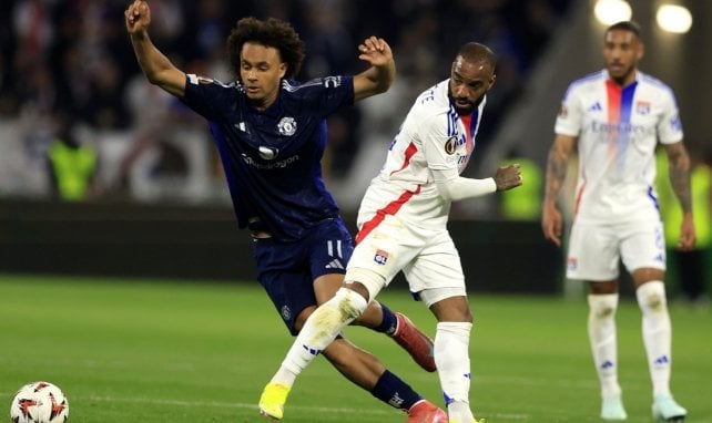 Joshua Zirkzee im Zweikampf mit Alexandre Lacazette