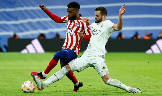 Thomas Lemar kämpft für Atlético Madrid um den Ball