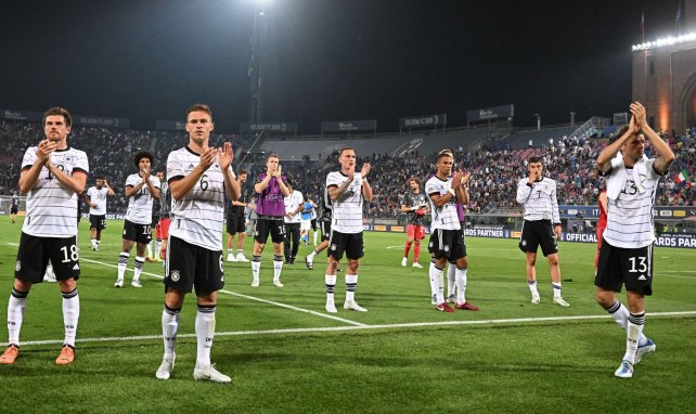 Die DFB-Stars applaudieren den mitgereisten Fans