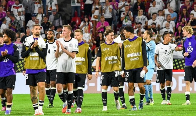 Die deutschen Spieler applaudieren den Fans