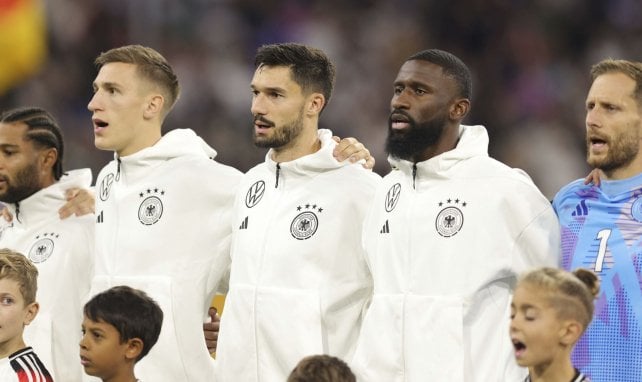 Die deutsche Nationalmannschaft bei der Nationalhymne