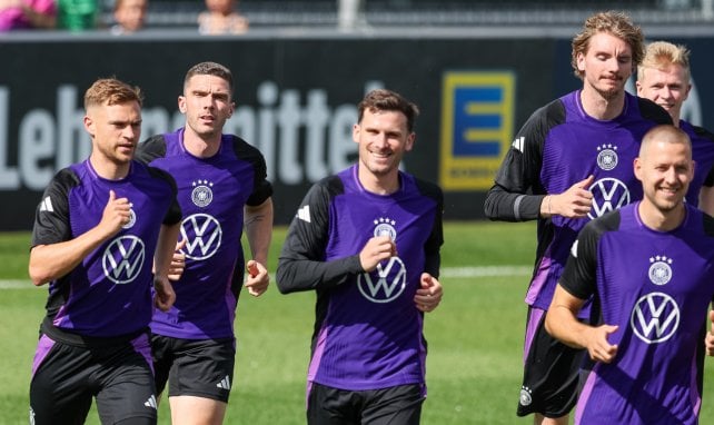 Die deutsche Nationalmannschaft um Kapitän Joshua Kimmich (l.) beim Training.