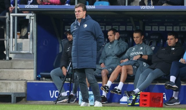 Dieter Hecking an der Seitenlinie beim VfL Bochum