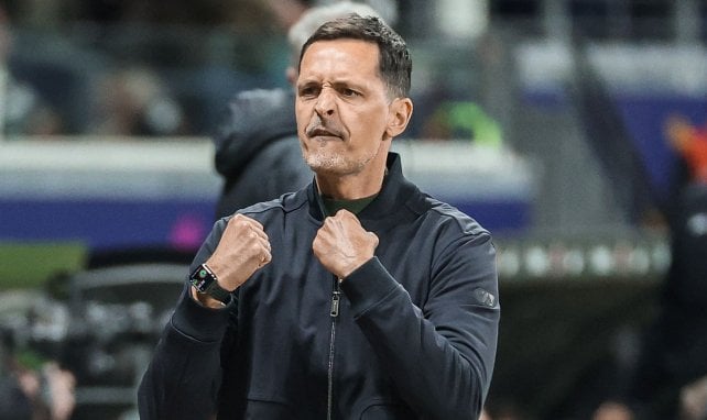 Eintracht-Coach Toppmöller ballt beide Fäuste