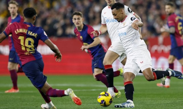 Djibril Sow (r.) dribbelt gegen Lamine Yamal (l.) an