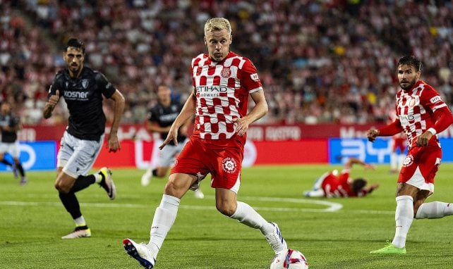 Donny van de Beek mit dem Ball am Fuß