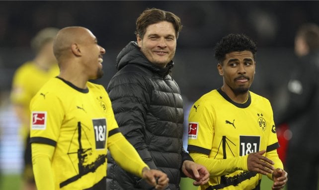 Donyell Malen (l.) und Ian Maatsen mit Trainer Edin Terzic